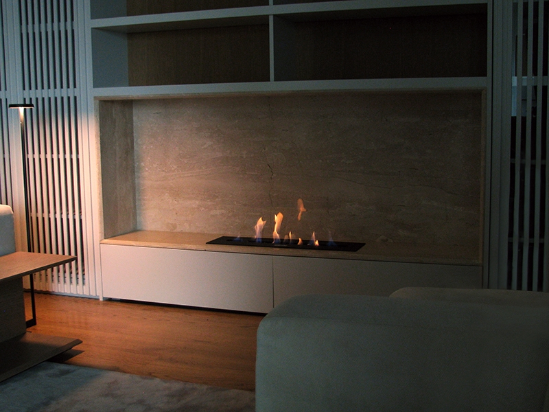 Line Burner L u ložištu od travertina / Line Burner L in travertine firebox